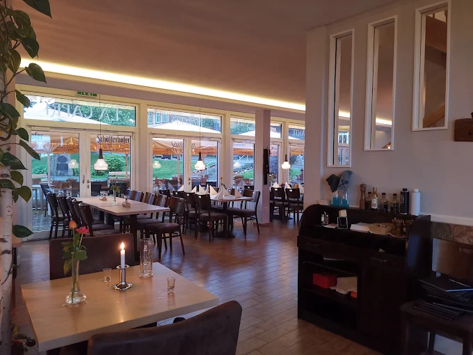 Gastraum mit Blick zur Terrasse